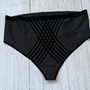 Silhouette Shaping Thong
Honeylove